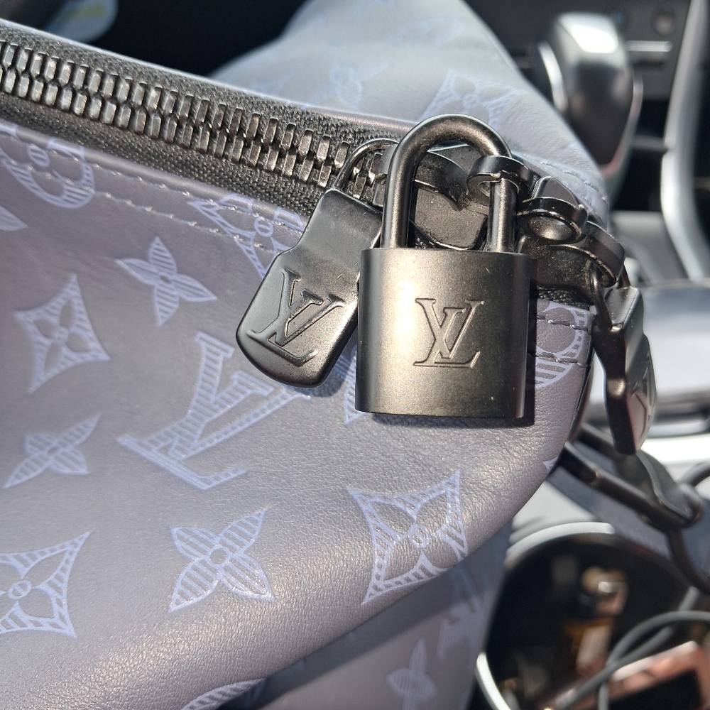 Louis Vuitton Gray Duffel Bag with Iconic Design - Picture 5 of 7